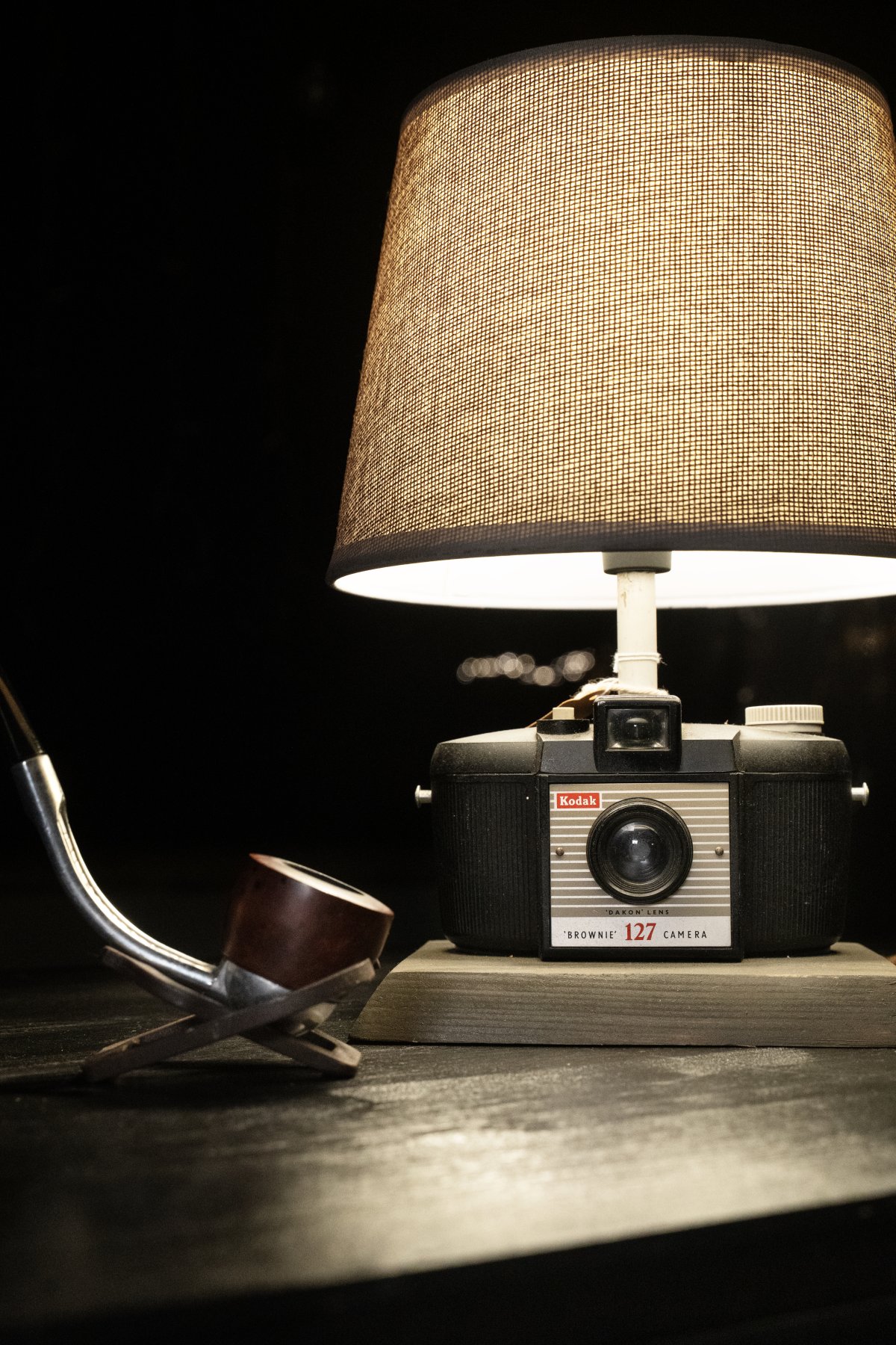 Lampada da Tavolo Artigianale in Fotocamera Kodak Brownie 127, Dakon Lens (1959-1963) — Variante Base Tortora | Design Art Déco Upcycled | Pezzo Unico