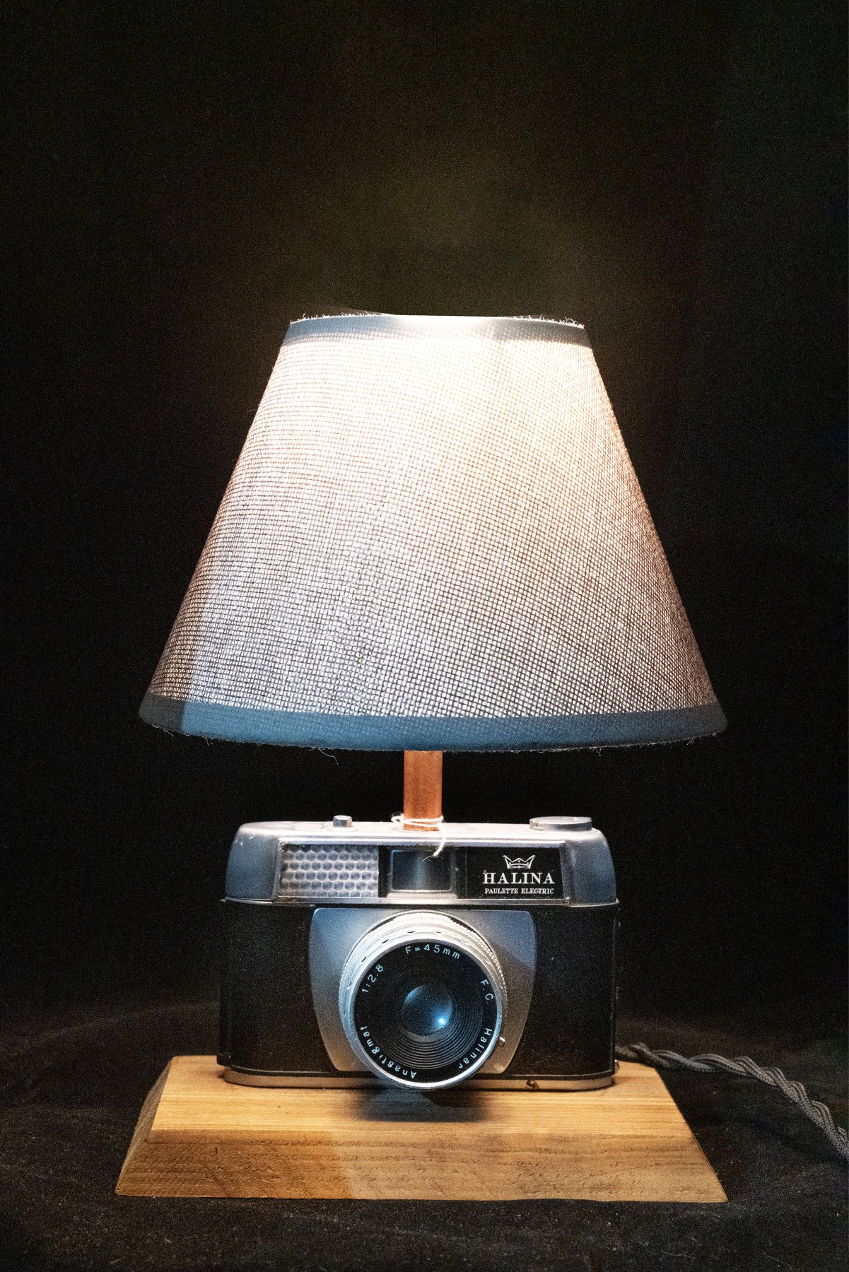 Lampada da Tavolo Artigianale in Fotocamera Halina Paulette Electric, Haking Hong Kong (metà anni '60) | Design Industriale Upcycled | Pezzo Unico