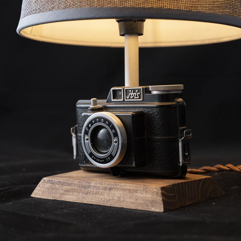 Lampada da comodino/Tavolo Artigianale in Fotocamera Ferrania Ibis, Primar 7,5 (1950-1956) | Design Italiano Upcycled | Pezzo Unico — Disponibile Anche in Coppia