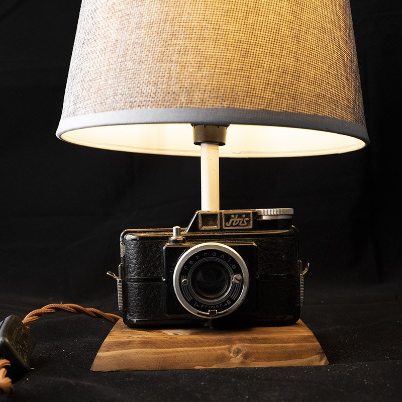 Lampada da comodino/Tavolo Artigianale in Fotocamera Ferrania Ibis (1950-1956) | Design Italiano Upcycled | Pezzo Unico — Coppia su Richiesta