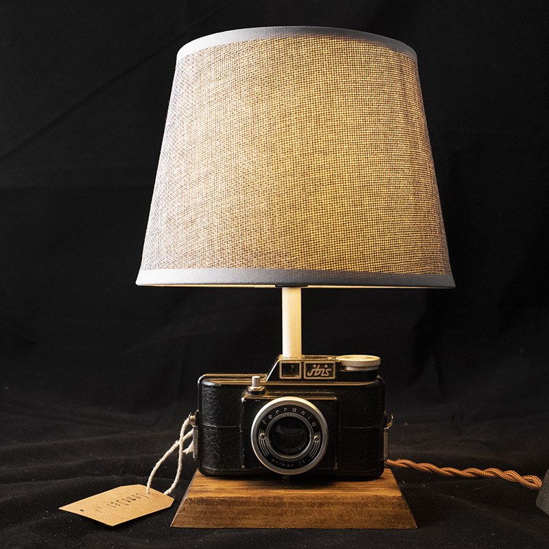 Lampada da comodino/Tavolo Artigianale in Fotocamera Ferrania Ibis, Primar 7,5 (1950-1956) | Design Italiano Upcycled | Pezzo Unico — Disponibile Anche in Coppia
