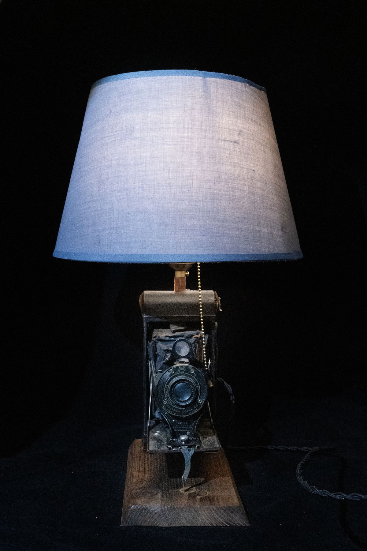 Lampada da Tavolo Artigianale in Fotocamera Kodak Rainbow Hawk-Eye No. 2A Model B (1930-33) | Design Industriale Upcycled | Pezzo Unico