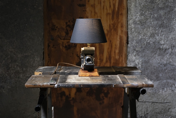 lampada macchinetta fotografica da comodino lomodesign